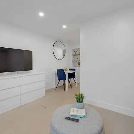 Cozy Lower Level Apartment In Trendy Neighbourhood